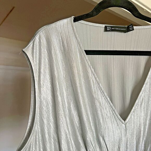 New York & Co Women's 2XL Silver Metallic Accent Sleeveless Pleated Top - Picture 3 of 14